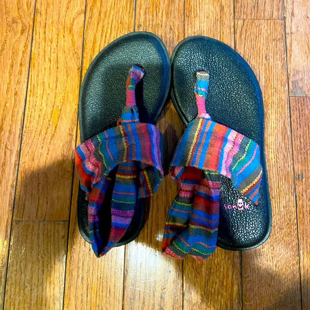 Sanuk girls Yoga Mat sandals, size 13. Used condition with lots of life left!